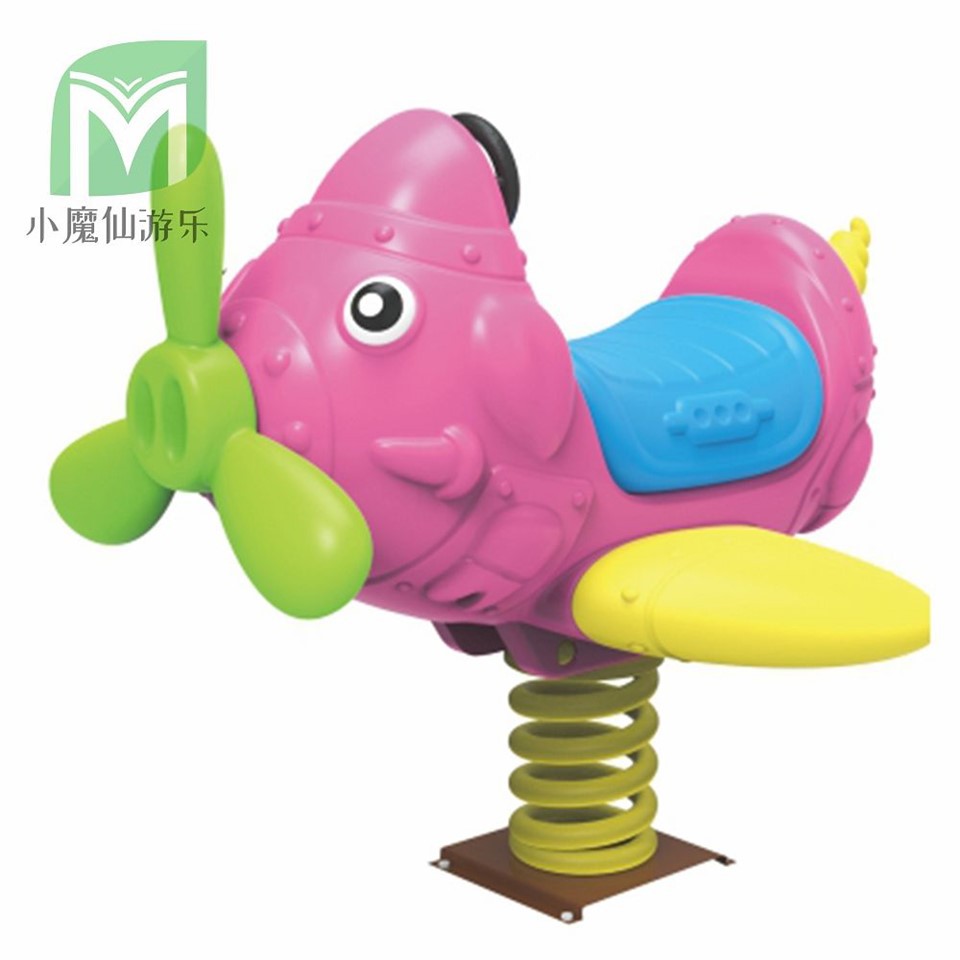 Õues lapsed kiiksid mänguasja